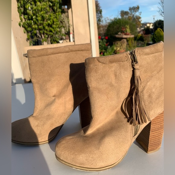 Used. Tan booties. Size 8. Fringe zipper detail. - Picture 4 of 4
